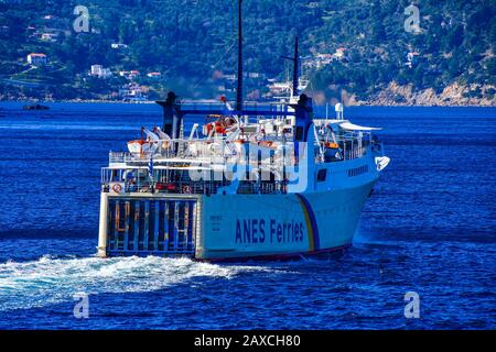 Vue aérienne du bateau de ferry de Proteus depuis Anes sur la route de l'île de Skopelos, Sporades, Grèce Banque D'Images