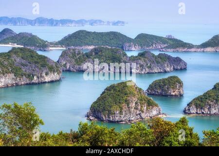Paysage de karst de calcaire à Halong Bay, au nord du Vietnam. Banque D'Images