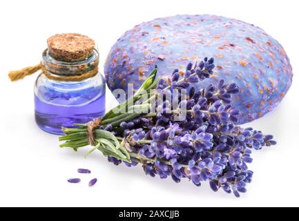 Bande de lavandula, huile essentielle de lavande et savon isolé sur fond blanc. Banque D'Images