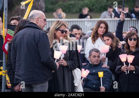 Roma, Italie. 11 février 2020. Torchlight procession en mémoire de Gaia Von Freymann et Camilla Romagnoli, les deux filles de 16 ans tuées par une voiture à Corso Francia, à Rome, dans la nuit du 21 au 22 décembre 2019 (photo de Matteo Nardone/Pacific Press) crédit: Pacific Press Agency/Alay Live News Banque D'Images