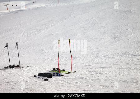 Équipement de ski : bâtons de ski, skis sur piste enneigée ensoleillée le jour de l'hiver Banque D'Images