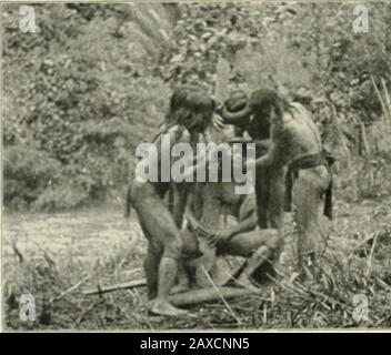 Par l'intermédiaire du Bornéo central; un compte rendu de deux ans de voyage dans le pays des chasseurs de têtes entre les années 1913 et 1917 . POLING SAPUTAXS. Données LaloNOFromm a Kineoutograb film 4 ». Banque D'Images