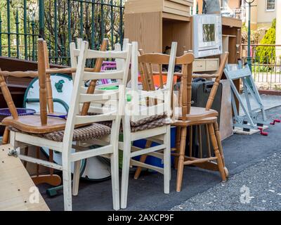 chaises encombrantes pour déchets dans la rue Banque D'Images