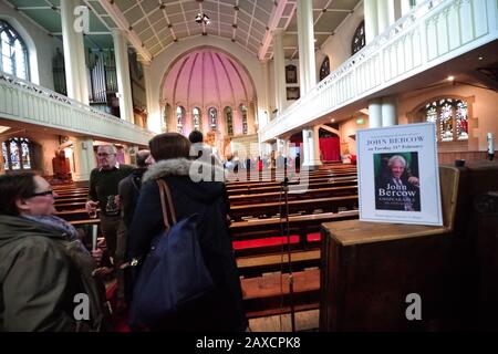 John Bercow ancien Président de La Chambre publiant son nouveau livre "Indipeakable" parle à Bath le 11 février 2020. Avec un large public John Bercow a parlé de son expérience de ses jours au Parlement en tant que député et en tant que président. L'événement a été organisé par des vendeurs indépendants de livres Topping et Société à Christ Church, Julian Road, Bath. Q & A a suivi le discours de M. Bercow. Banque D'Images