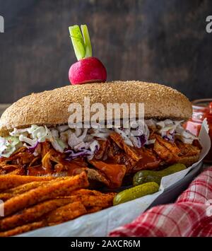 Sandwich végétalien. Pain à la hougie de blé entier avec des fruits à la consommation et des coleslaw. Frites de patate douce cuites sur le côté et haricots cuits au four. Banque D'Images