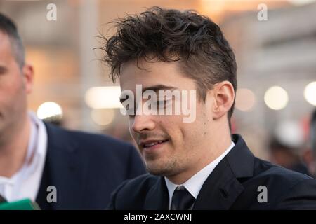 Charles Leclerc, pilote numéro 16 de Monaco Montecarlo et Ferrari, signe des autographes pour les fans lors de l'aperçu avant la présentation de la voiture Ferrari de 1 2020 le 11 février 2020 à partir du Teatro Romolo Valli à Reggio Emilia, Italie. (Photo de Lorenzo Di Cola/ESPA-Images) Banque D'Images