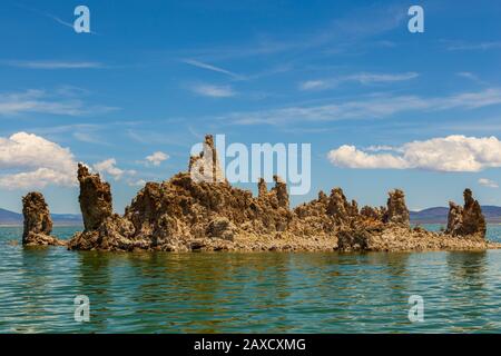 Formations rocheuses autour de Mono Lake. Lac de soude saline dans le comté de Mono, Californie, États-Unis. Banque D'Images