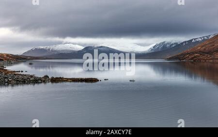 Loch Glascarnoch, avec des montagnes enneigées au loin, Wester Ross dans les Hautes-terres du Nord-Ouest de l'Ecosse, Royaume-Uni, Europe Banque D'Images