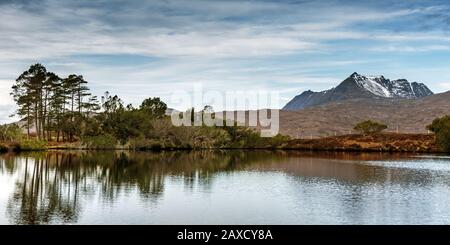 Loch Cul Dromannan, avec Ben More Coigach au loin, collines de Coigach, l'A835, Highlands écossais Banque D'Images