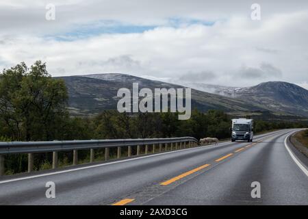 Montagnes en Norvège route avec camping-cars et moutons près de la route épique ciel, chemin, vue sur les nuages. Voyager en voiture, conduire le tourisme de la nature. Spectaculaire gratte-ciel Banque D'Images