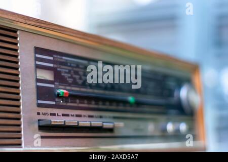 détail d'une ancienne radio de style rétro avec mise au point sélective faible profondeur de champ Banque D'Images