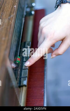 bouton de réglage femme et bouton-poussoir sur un lecteur radio de style rétro Banque D'Images