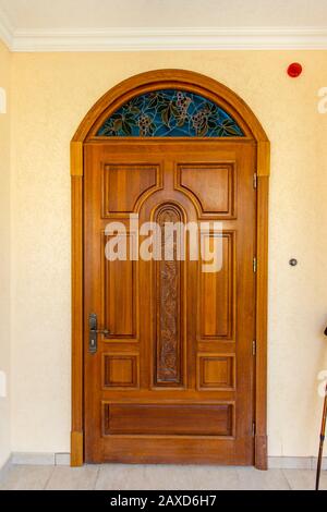 entrée porte en bois sculpté à la maison. La porte est en bois fait à la main. Banque D'Images