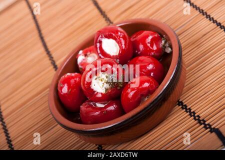 poivrons rouges doux farcis au fromage à la crème doux Banque D'Images