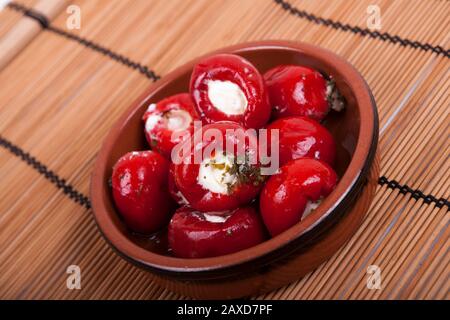 poivrons rouges doux farcis au fromage à la crème doux Banque D'Images