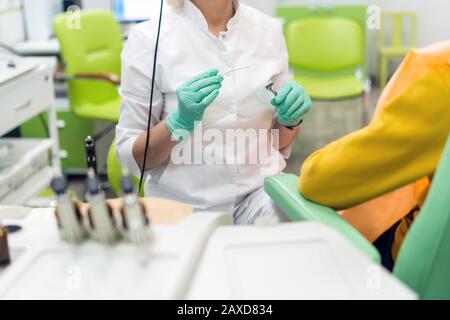 Procédures médicales dans le bureau du spécialiste en ORL Banque D'Images