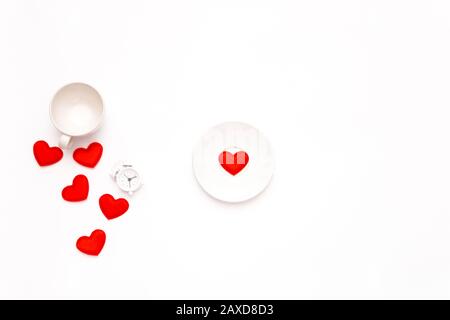 Vue de dessus d'une tasse de café blanc avec un coeur sur un fond blanc. Carte de vœux pour la Saint-Valentin. Banque D'Images