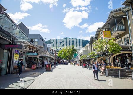 Queenstown Nouvelle-Zélande.les rues de Queenstown South Island Nouvelle-Zélande sont une destination touristique populaire. Rues animées de la ville touristique. Banque D'Images