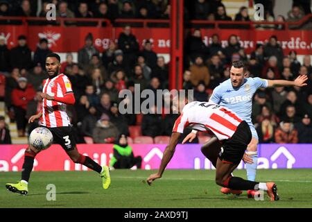 Londres, Royaume-Uni. 11 février 2020. Jack Harrison de Leeds United (R) prend un coup de feu à l'objectif. EFL Skybet championnat match, Brentford / Leeds Utd au stade Griffin Park à Londres le mardi 11 février 2020. Cette image ne peut être utilisée qu'à des fins éditoriales. Utilisation éditoriale uniquement, licence requise pour une utilisation commerciale. Aucune utilisation dans les Paris, les jeux ou une seule édition de club/ligue/joueur. Pic par Steffan Bowen/Andrew Orchard sports photographie/Alay Live news crédit: Andrew Orchard sports photographie/Alay Live News Banque D'Images