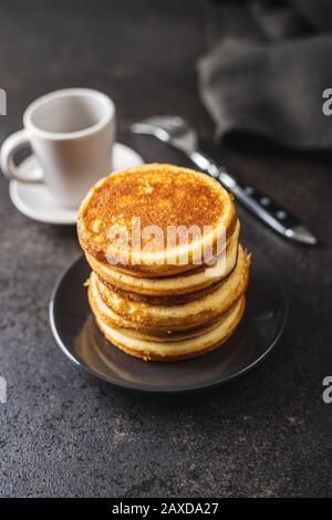 Crêpes maison sucrées sur la table de cuisine ancienne. Banque D'Images