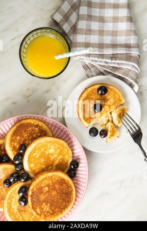 Crêpes maison douces avec bleuets. Petit déjeuner savoureux avec jus de fruits. Vue de dessus. Banque D'Images