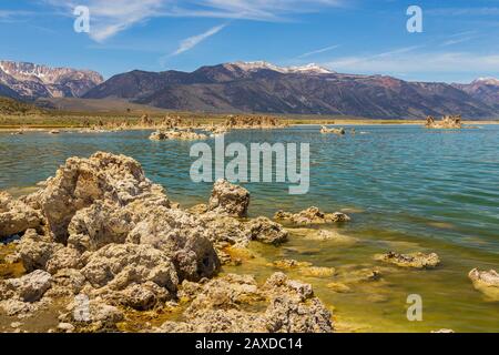 Côte du lac mono, formations rocheuses. Lac de soda saline dans le comté de Mono. Sierra Nevada montagne en arrière-plan. Californie, États-Unis. Banque D'Images