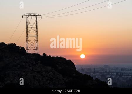 Tour électrique au lever du soleil au sommet d'une colline au parc historique national de Santa Susana Pass à Los Angeles, Californie. Banque D'Images