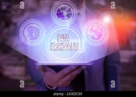 Écriture manuelle conceptuelle montrant l'archivage des données. Concept signifiant sécuriser et stocker des données pour la conservation à long terme éléments de cette image fournie b Banque D'Images