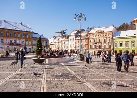 Brasov, ROUMANIE - février 2020. Une merveilleuse humeur à Brasov Council Square, une attraction touristique extraordinaire dans la ville de Brasov, la vallée de Prahova , Roumanie Banque D'Images