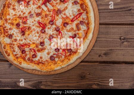 Restaurant Pizza - Menu épicé délicieux, ricotta et piment. La pizza sur la table en bois rustique avec des ingrédients Banque D'Images