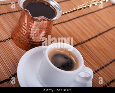 tasse de café servie dans une crique Banque D'Images