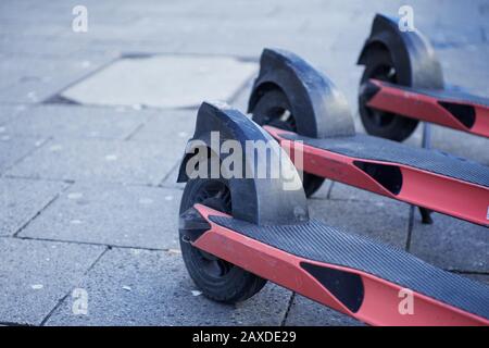 Munich, Allemagne - 20 février 2020: Gros plan sur les scooters roses alignés sur le pavé Banque D'Images