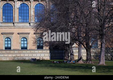 Munich, Allemagne - 20 février 2020: Ambiance détendue avec vélos et équipements sportifs dans le parc à l'extérieur de l'Alte Pinakothek à Munich par un soleil Banque D'Images