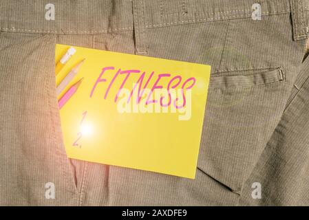 Note d'écriture montrant Fitness. Concept d'affaires pour l'état de santé et de bien-être et la capacité d'exécuter l'équipement D'Écriture et la note jaune pape Banque D'Images