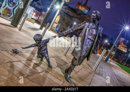 Grand-mère & enfant Sculpture at the Boulevard (Cathedral Quarter), Blackburn, Lancashire (Statue Artwork) par Alan Wilson Banque D'Images