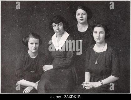 Cercle (Annuaire De L'Abbé Academy) . EKLTWRVoe .j.| ATHLÉTISME Le Cercle Abbé 192 1. Dirigeants De L'Association Athlétique Présidente Katharine Weld Vice-Présidente Mary Harrison Secrétaire Mary Talcott Trésorier Marion Saunders 68 The Abbot Circle 19 2 1 Banque D'Images