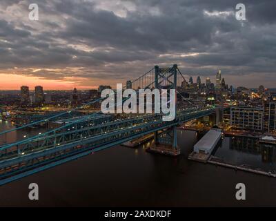 Vue aérienne sur les gratte-ciel modernes et le pont, illuminée la nuit de Philadelphie Banque D'Images