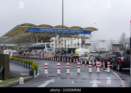 Les voitures sont en file d'attente pour les contrôles de passeport et de sécurité du côté anglais du tunnel sous la Manche à Folkestone. Banque D'Images