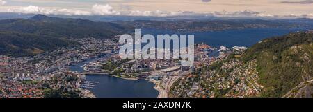 Bergen, NORVÈGE - vue aérienne de la ville de Bergen et du port. Banque D'Images