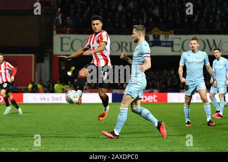 Brentford, Royaume-Uni. 11 février 2020. Ollie Watkins de Brendford lutte pour possession avec Liam Cooper de Leeds pendant le match de championnat Sky Bet entre Brentford et Leeds United à Griffin Park, Londres le mardi 11 février 2020. (Crédit: Ivan Yordanov | MI News)la photographie ne peut être utilisée qu'à des fins de rédaction de journaux et/ou de magazines, licence requise à des fins commerciales crédit: Mi News & Sport /Alay Live News Banque D'Images