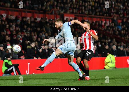 Brentford, Royaume-Uni. 11 février 2020. Liam Cooper de Leeds batailles pour possession avec Bryan Mbeumo de Brendford lors du match de championnat Sky Bet entre Brentford et Leeds United à Griffin Park, Londres le mardi 11 février 2020. (Crédit: Ivan Yordanov | MI News)la photographie ne peut être utilisée qu'à des fins de rédaction de journaux et/ou de magazines, licence requise à des fins commerciales crédit: Mi News & Sport /Alay Live News Banque D'Images