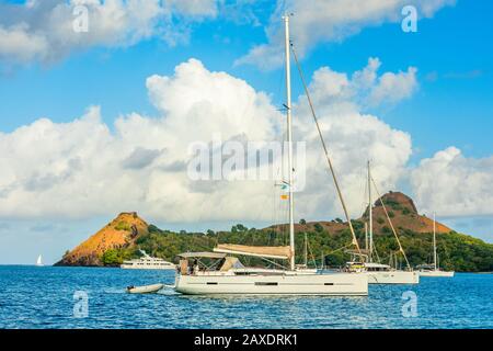 Bateaux amarrés à l'île Pigeon avec la ruine du fort sur le rocher, la baie Rodney, Sainte-Lucie, mer des Caraïbes Banque D'Images