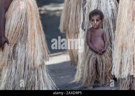 Île de Tanna, tribu locale de Vanuatu enfant en vêtements traditionnels. Cérémonie de fabrication de kava Banque D'Images