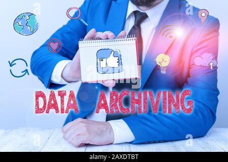 Écriture manuelle conceptuelle montrant l'archivage des données. Concept signifiant sécuriser et stocker des données pour une rétention à long terme Banque D'Images