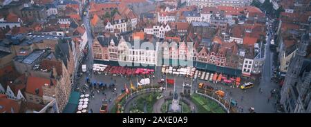Vue aérienne sur une place de la ville, Bruges, Belgique Banque D'Images