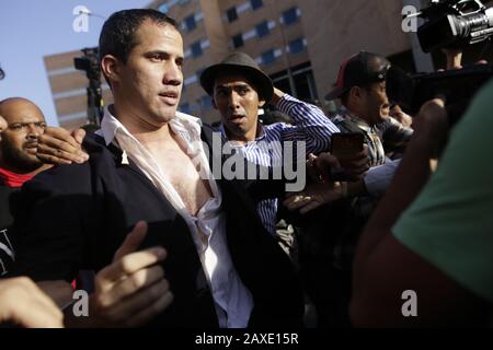 Caracas, Venezuela. 11 février 2020. Juan Guaido (l), président par intérim du Venezuela indépendant, arrive à Caracas. Après un voyage d'environ trois semaines à l'étranger, le chef de l'opposition Guaido est revenu au Venezuela. Crédit: Rafael Hernandez/Dpa/Alay Live News Banque D'Images