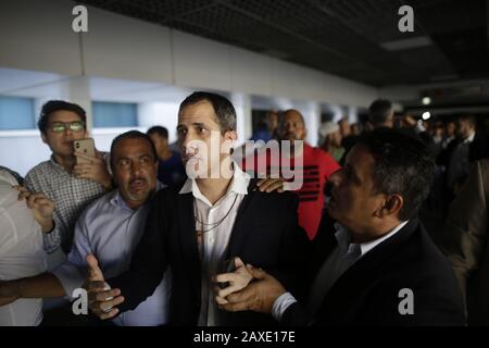 Caracas, Venezuela. 11 février 2020. Juan Guaido (M), président par intérim du Venezuela indépendant, arrive à l'aéroport de Caracas. Après un voyage d'environ trois semaines à l'étranger, le chef de l'opposition Guaido est revenu au Venezuela. Crédit: Rafael Hernandez/Dpa/Alay Live News Banque D'Images