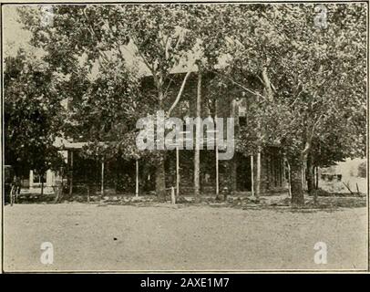 Histoire des comtés d'Allen et de Woodson, Kansas : embellie avec des portraits de gens bien connus de ces comtés, avec des biographies de nos citoyens représentatifs, des coupures de bâtiments publics et une carte de chaque comté. Lola LYCÉE. MAISON DE LA COUR DU COMTÉ D'ALLKN Banque D'Images