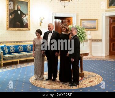 Le président américain Donald Trump et la première dame Melania Trump posent avec le gouverneur d'Hawaï David Ige et sa femme Dawn Amano-Ige, à gauche, un portrait avant le bal des gouverneurs dans la salle bleue de la Maison Blanche le 9 février 2020 à Washington, DC. Banque D'Images