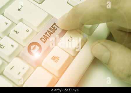 Jeu de données d'écriture de texte manuscrite. Collection de photos conceptuelles de nombres ou de valeurs qui se rapportent à un sujet particulier Banque D'Images